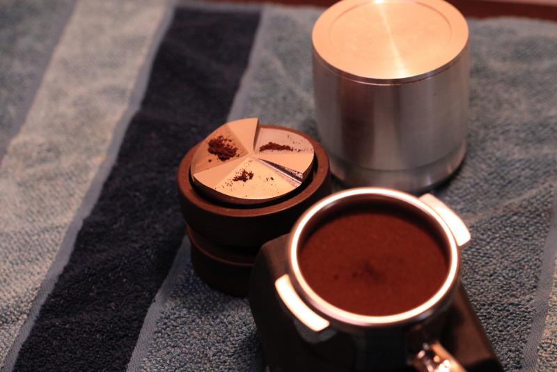 bi quyet pha cafe espresso ngon puck tamper tamper dozer