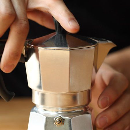 z[khoinghiepcafe.com] 10 Pha cà phê bằng bình Moka feature image